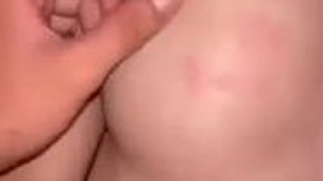 Chịch gái xăm giữa ngực rên rỉ .